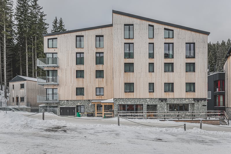 V samém srdci Krkonoš vyrostl hotel navržený v souladu s přírodou